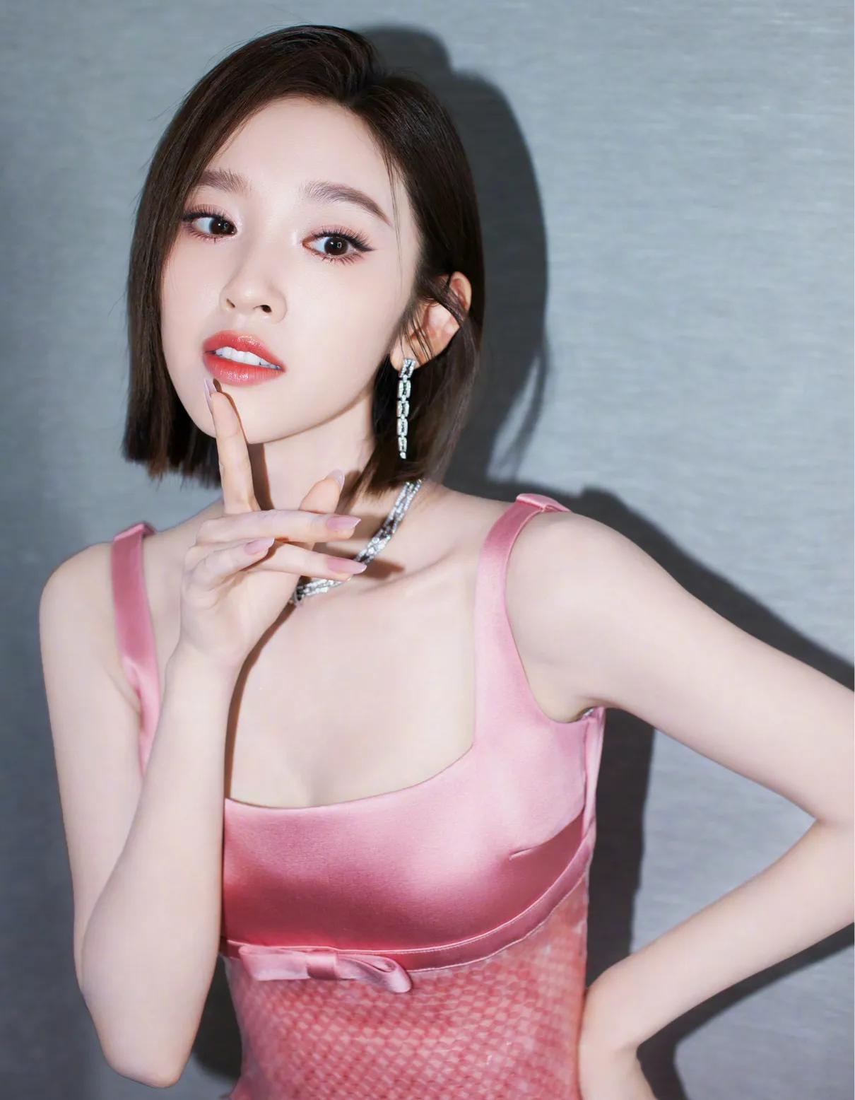 唐艺昕，笑起来真好看。