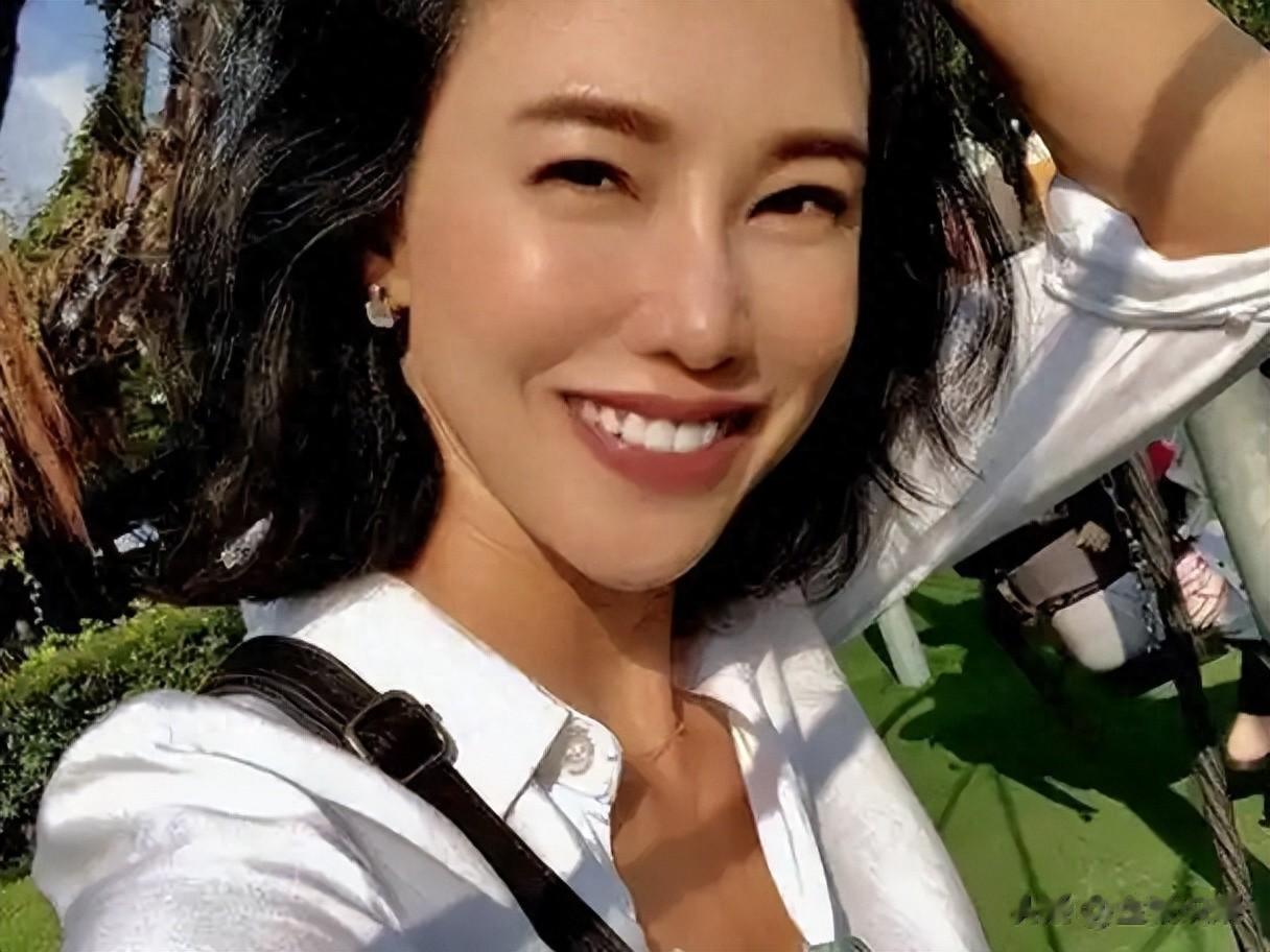57岁女主持定居上海6年！离婚后与歌手前男友复合，4个孩子已离巢