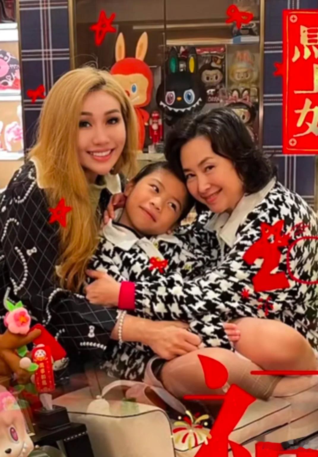 何超琼到何超盈豪宅过年！姐妹俩又搂又抱，跟6岁外甥女穿亲子装