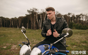 记者妻子要在黄金时段直播独家新闻，可关键证据视频却被她养的小白脸换成了深情表白视频