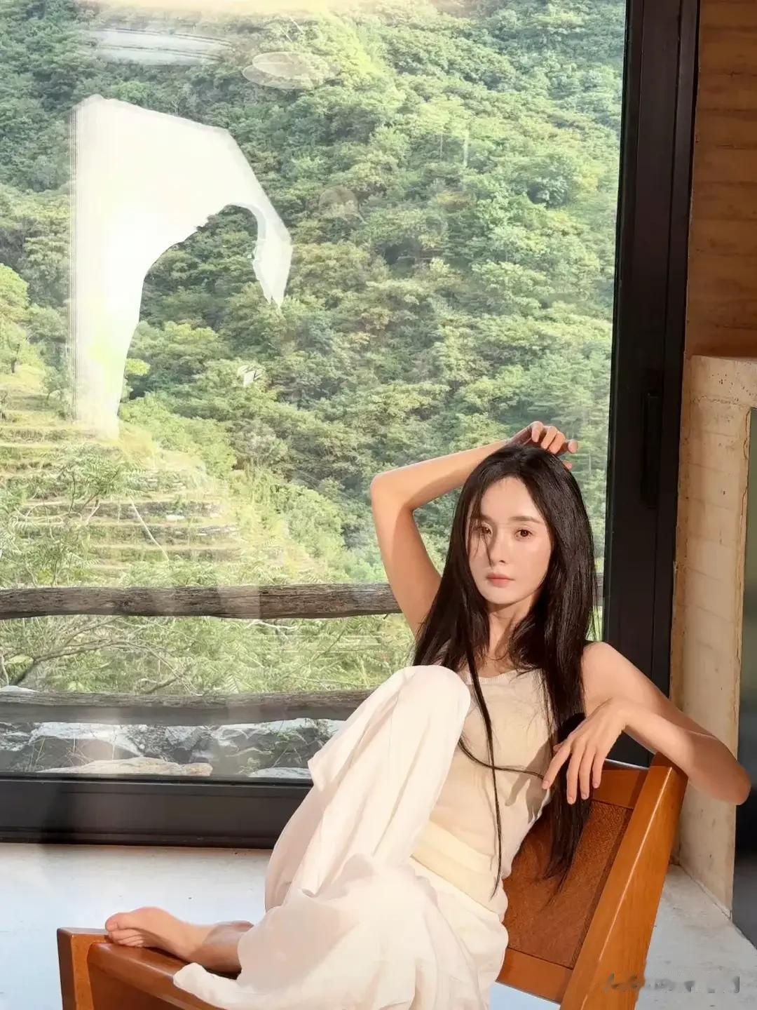 杨幂连脚丫子都是香香的!