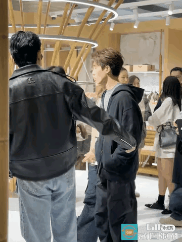 陆毅夫妇和彦斌现身静安嘉里被偶遇 鲍蕾49岁短款皮衣穿搭超时尚