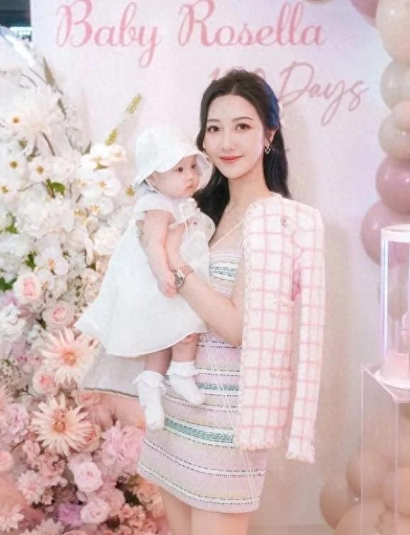 TVB港姐小花携爱女游主题乐园，成功瘦身恢复24寸纤腰：好感动