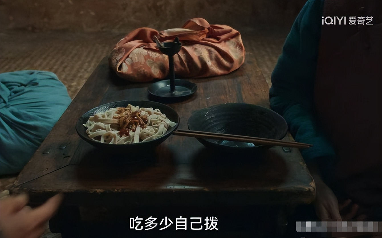 田曦薇抬手就把人背起来,走路步伐稳脸上没有什么痛苦的表情