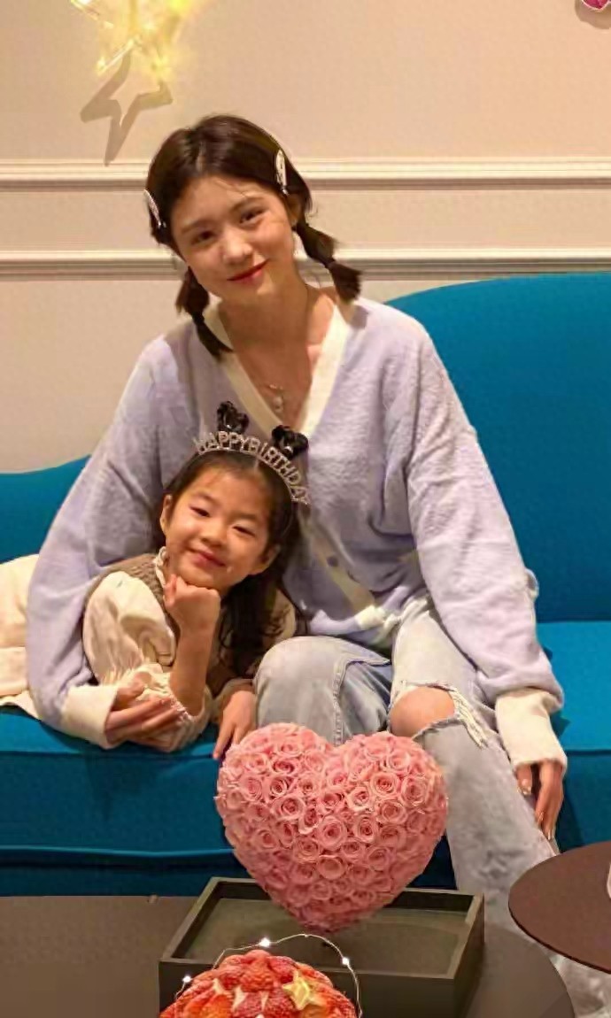 汪峰大女儿小苹果身高1米78，长相出众，气质优雅