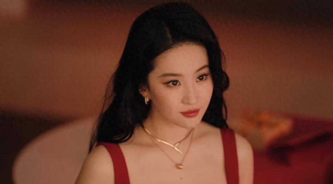 刘亦菲红裙“杀疯”宝格丽，美到“犯规”！