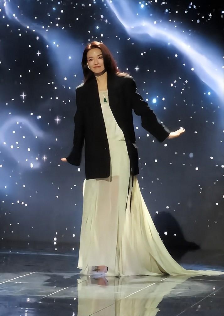 还得是老艺人敢穿，姚晨李冰冰深v较劲，却被保守的惠英红抢风头