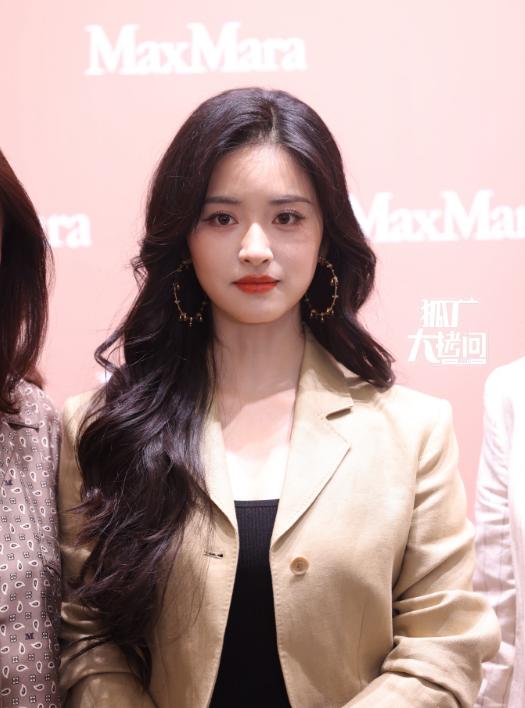 短剧演员生图现原形，嘴歪脸肿像发面馒头，弯腰驼背沧桑感十足