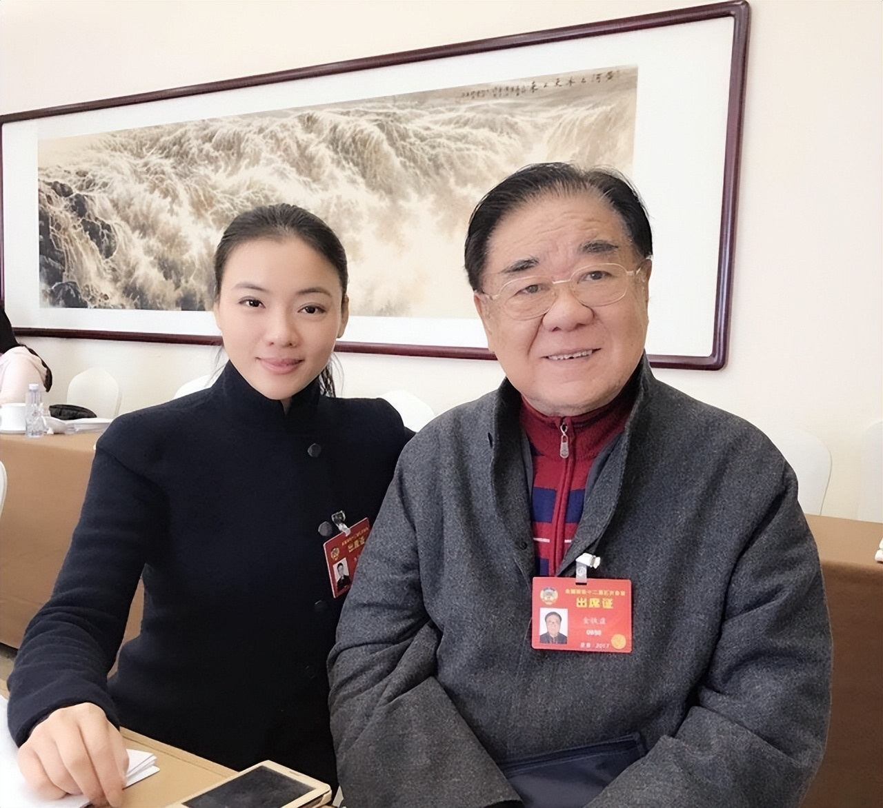 她是女高音歌唱家，一婚嫁大26岁魏文彬，二婚嫁师鹏生一女很幸福