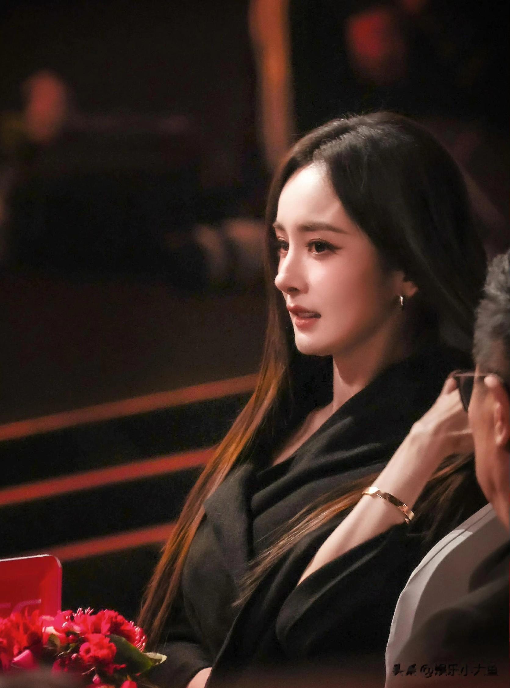 杨幂出席电视剧年度盛典，穿黑色抹胸礼服裙 长发及腰教科书般优雅