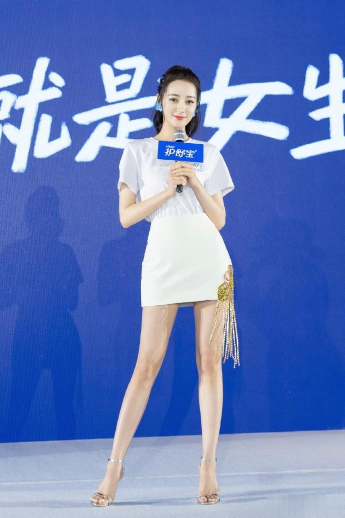 迪丽热巴穿白T恤配短裙,这腿长也太夸张了!生图状态绝了