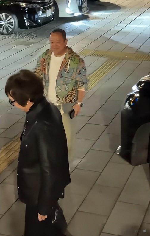 83岁卢海鹏开演唱会，上台颤颤巍巍要人扶，和小8岁陈百祥像父子