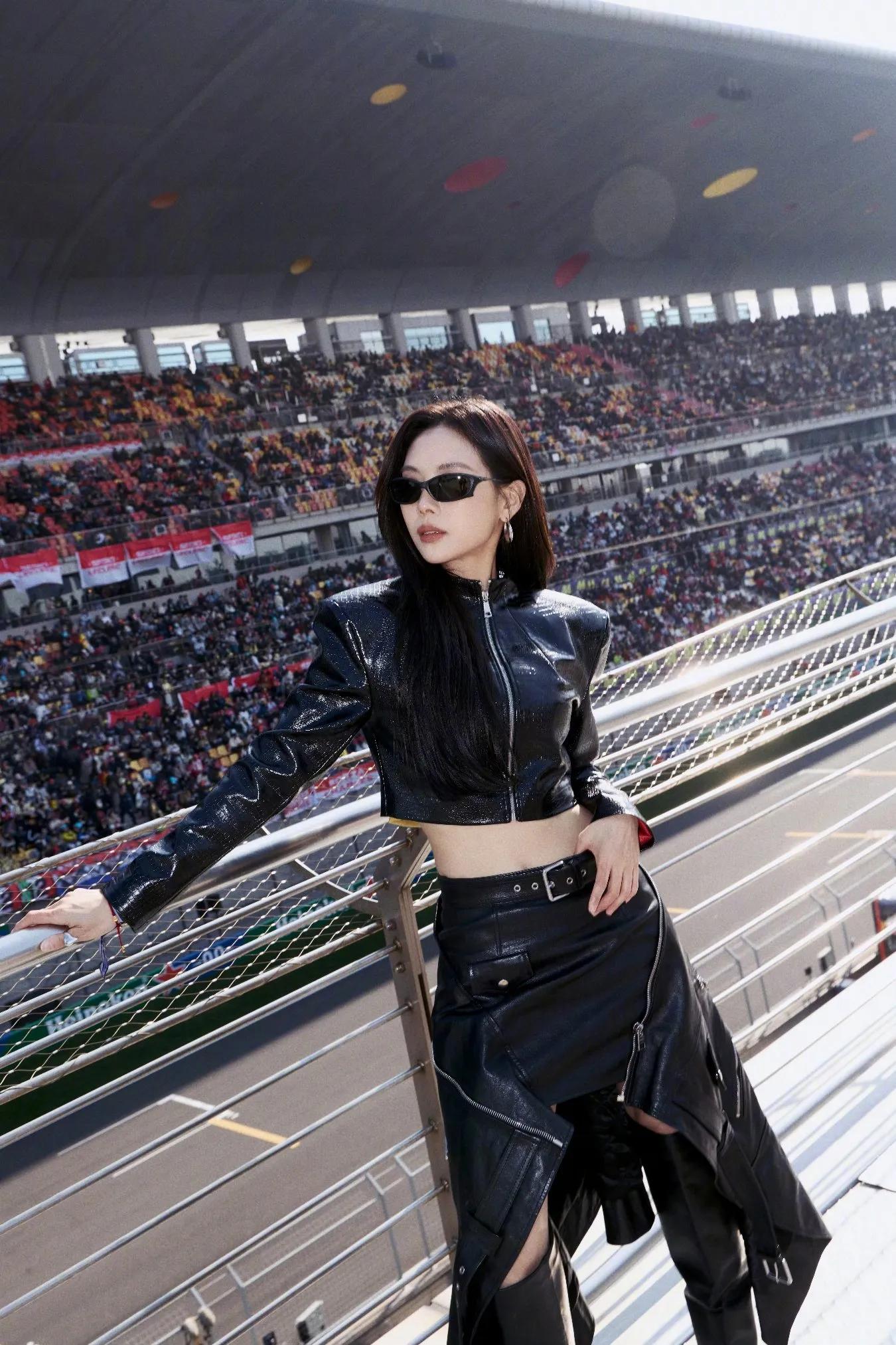 歌手、演员王菲菲性感小蛮腰