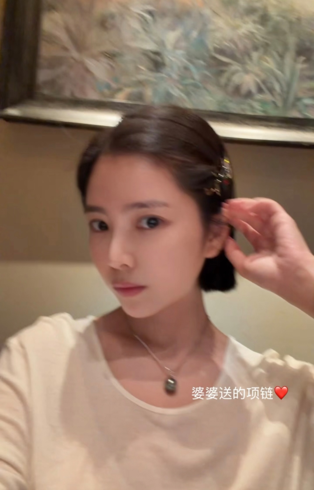 王灿兮否认婆媳不和，晒与杜淳妈妈合影，4岁女儿出镜长得像奶奶