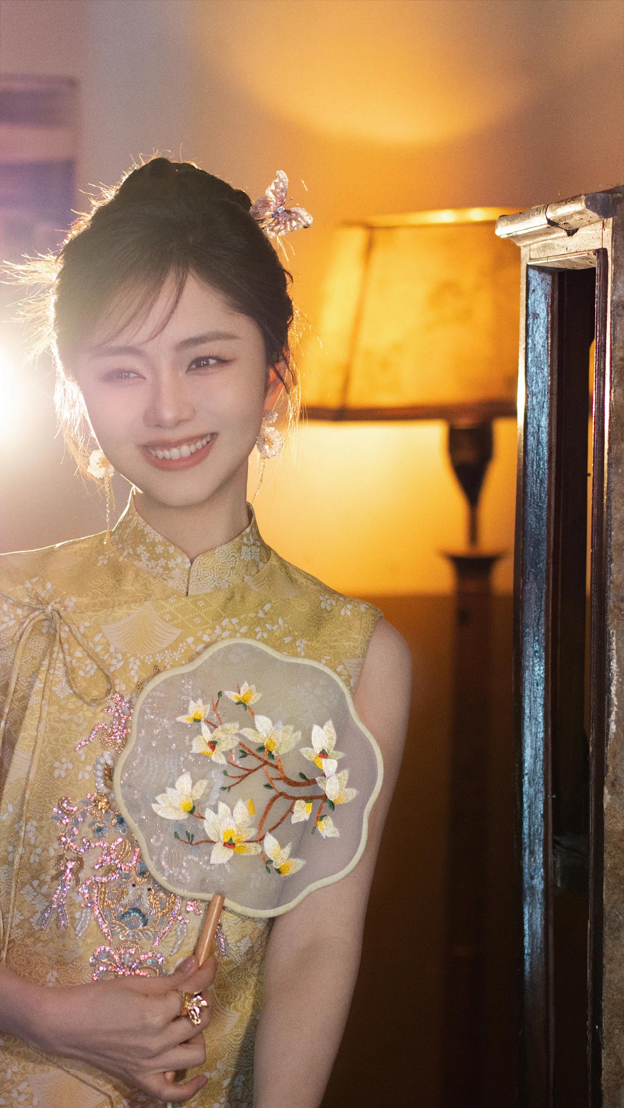 谭松韵复古旗袍裙俏皮可爱