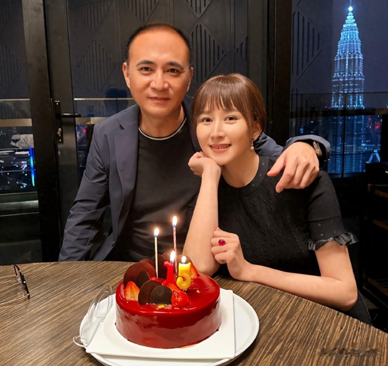 48岁胡静回云南娘家被偶遇！生图脸部馒化明显，未见富豪老公陪同