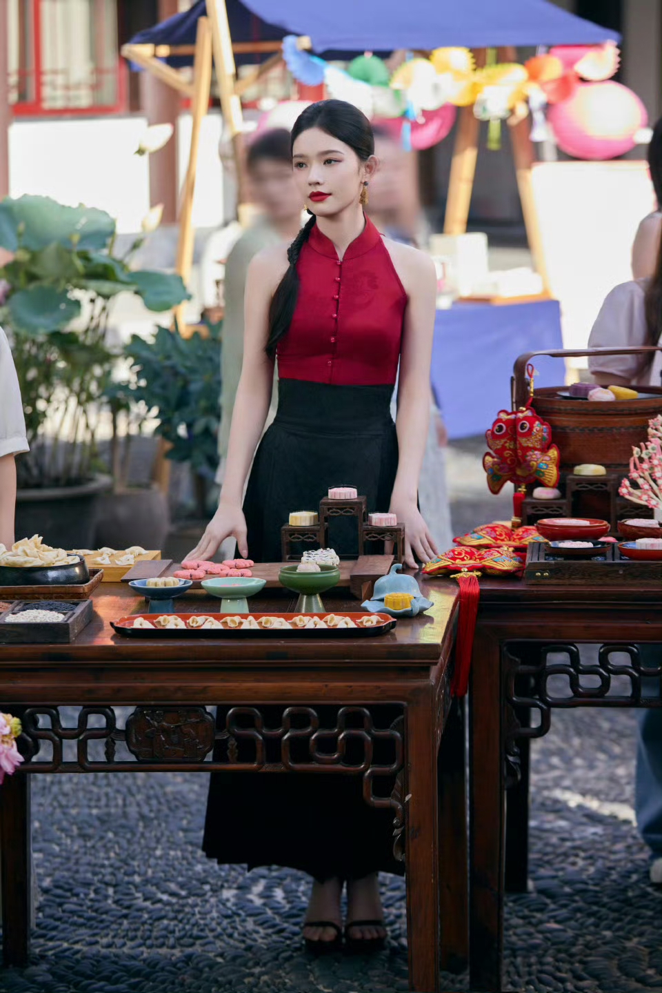 林允 新中式红黑套装太美了