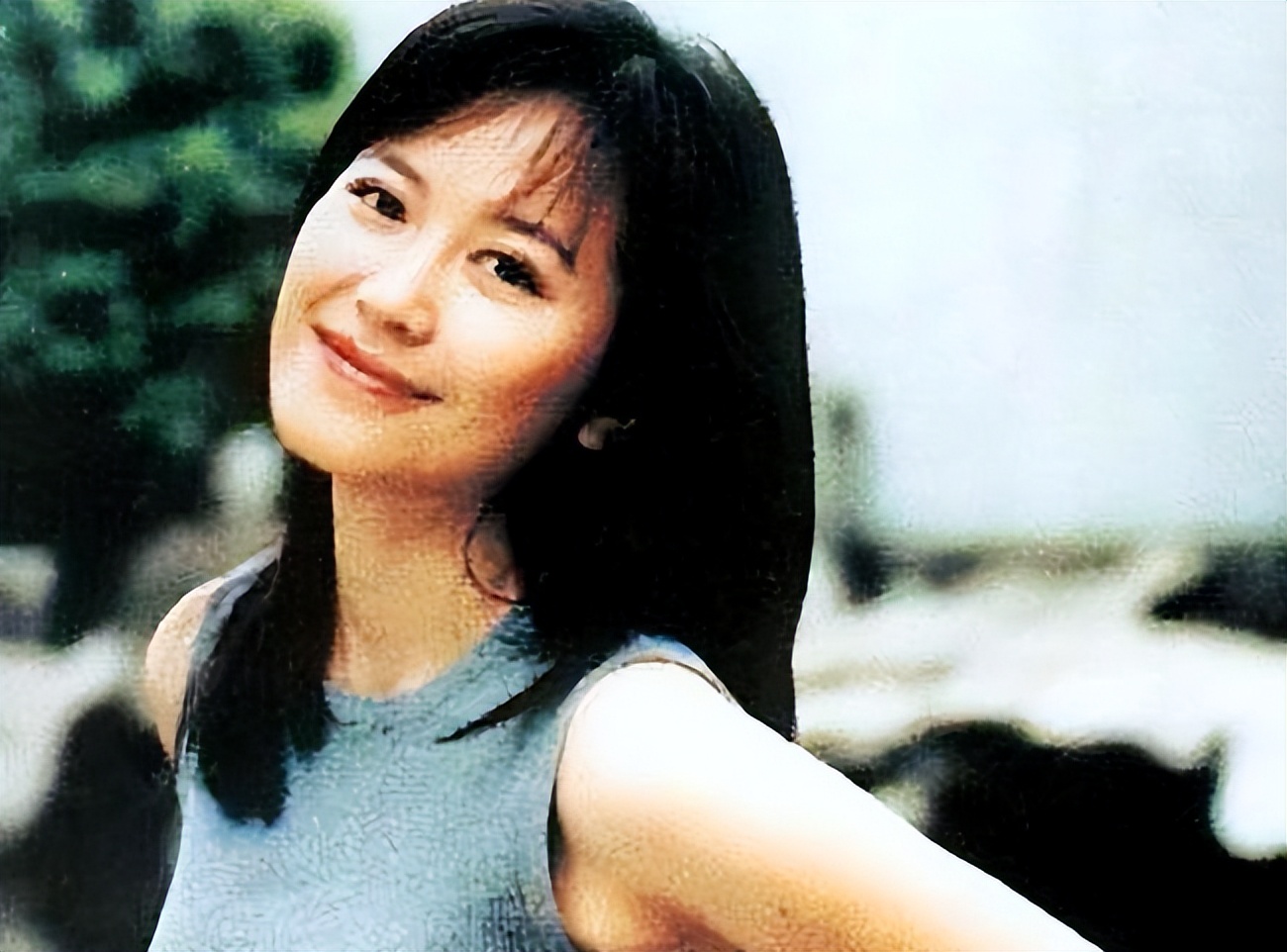 至今未婚未育,身边却有个男人陪了近20年!54岁的她才是人间通透