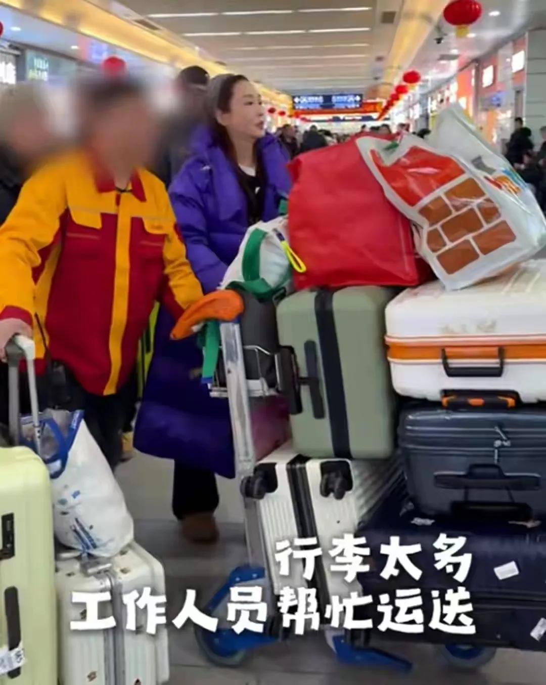 杜若溪携公婆乘火车返乡，全程18小时，一家几口同框十分幸福