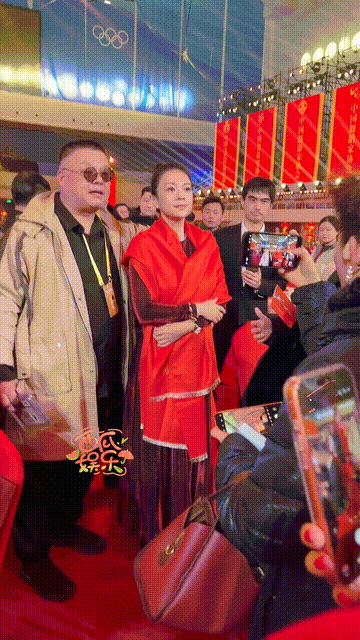 章子怡穿红裙录春晚，陈妍希娇俏，于适站蓝羽身边，张译很帅气