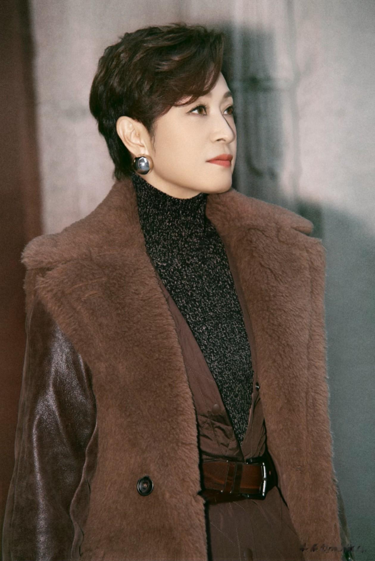 58岁陈法蓉最新穿搭:红卫衣+衬衫+短裙,喜庆又时髦,美出新高度