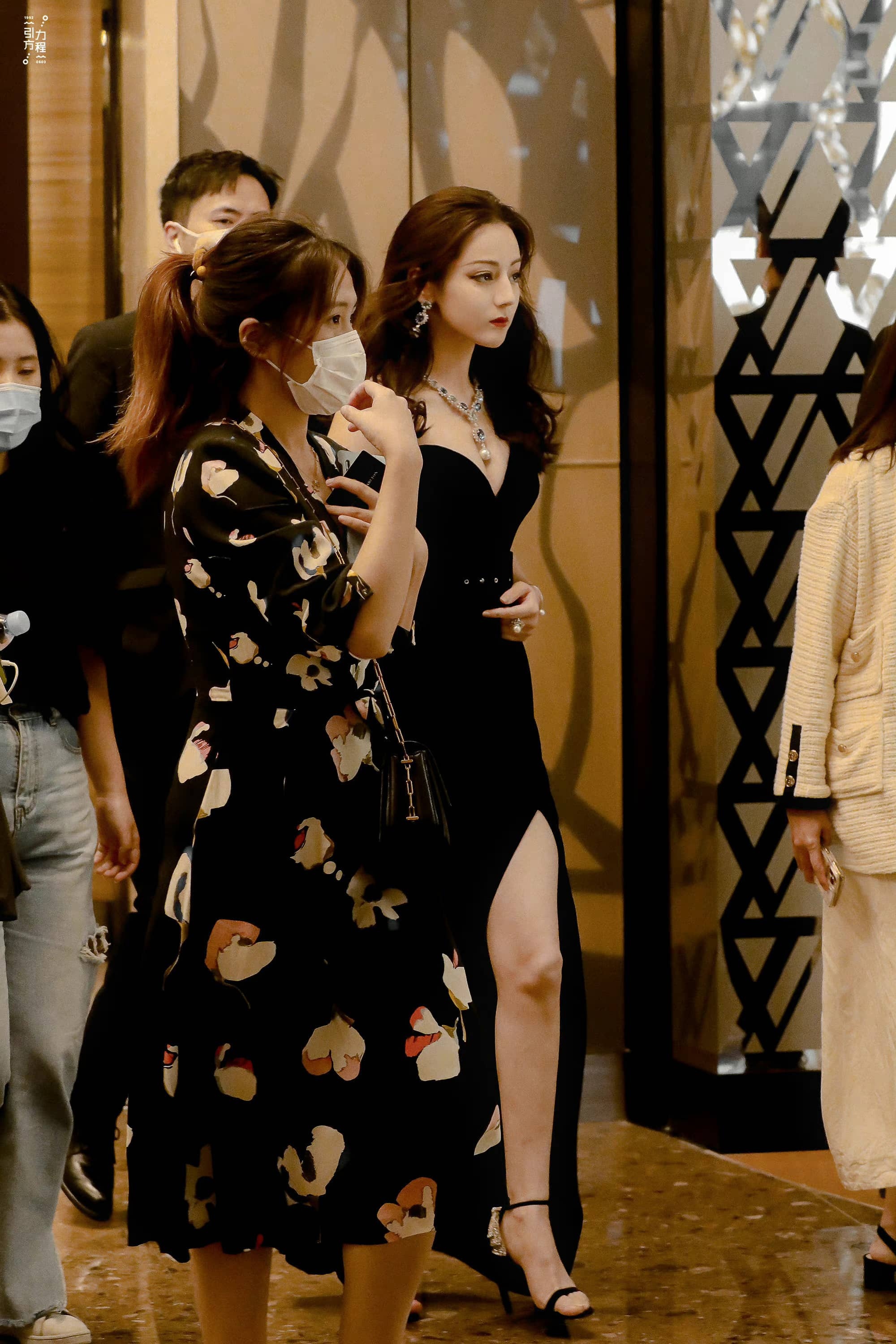 暂停医美一年后，40岁好莱坞当家花旦，狠狠打了内娱女星的脸