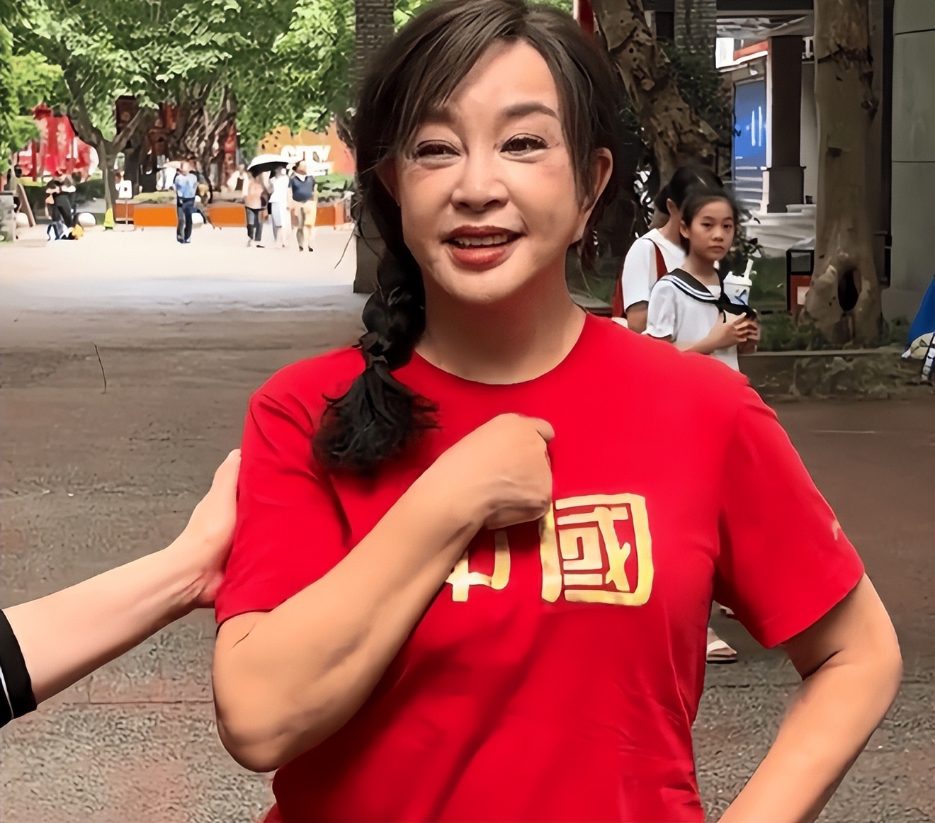 凌晨在北京去世,75岁谈8个男友,刘晓庆身上的谣言个个离谱