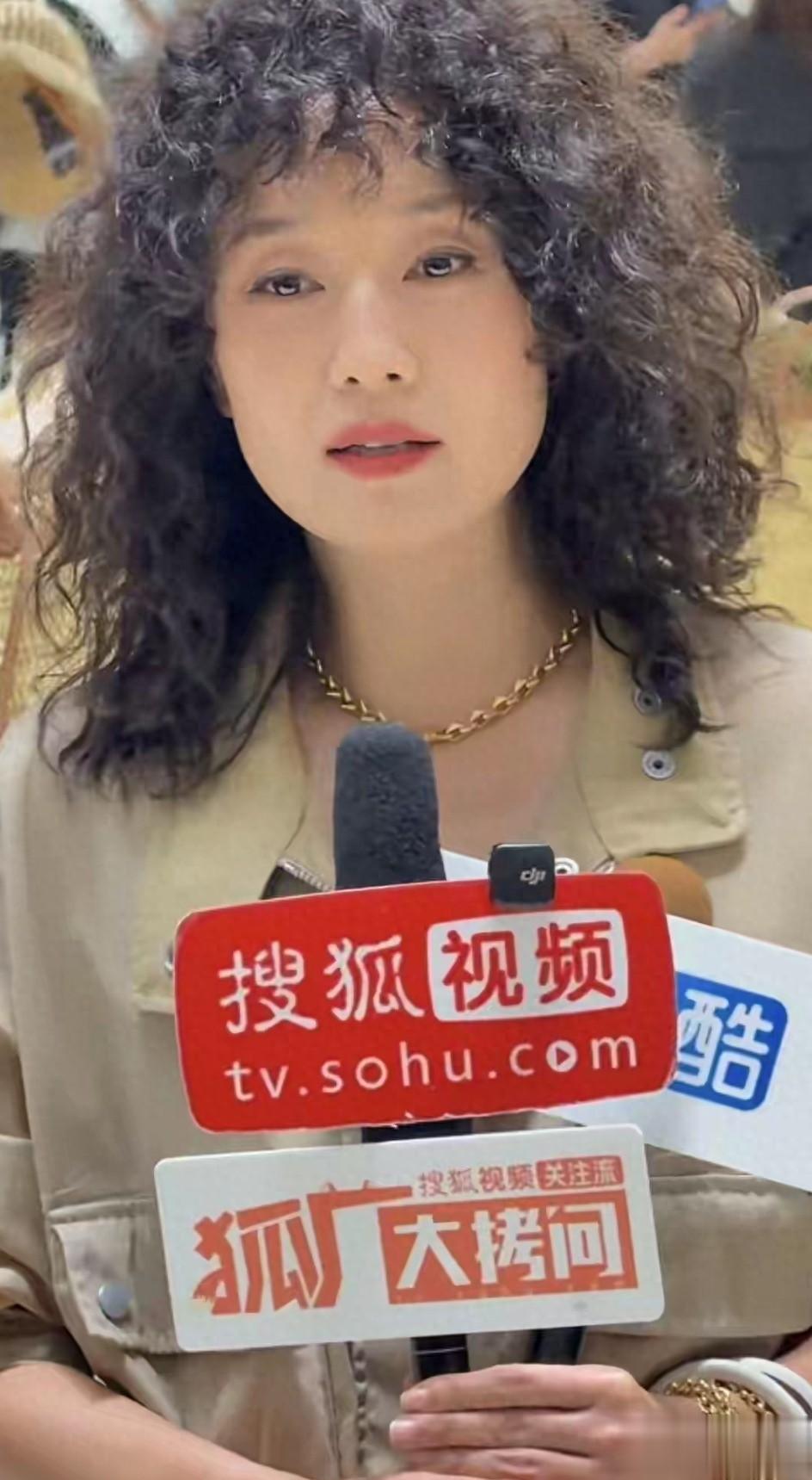 马伊琍以爆炸头出席活动，终于告别短发型，整个人变的好时尚洋气