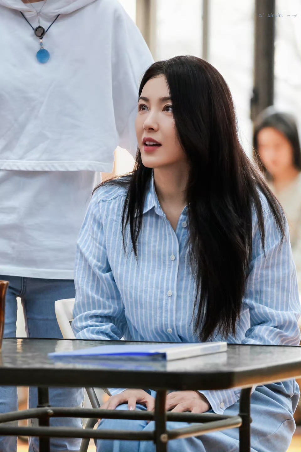 曾黎阿姨今日份上班美照，气质端庄优雅