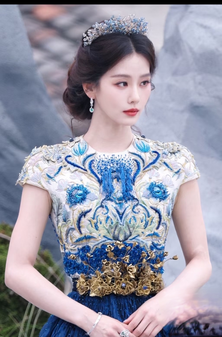 刘诗诗出席春日盛典重工青花礼服配复古盘发尽显东方古典美