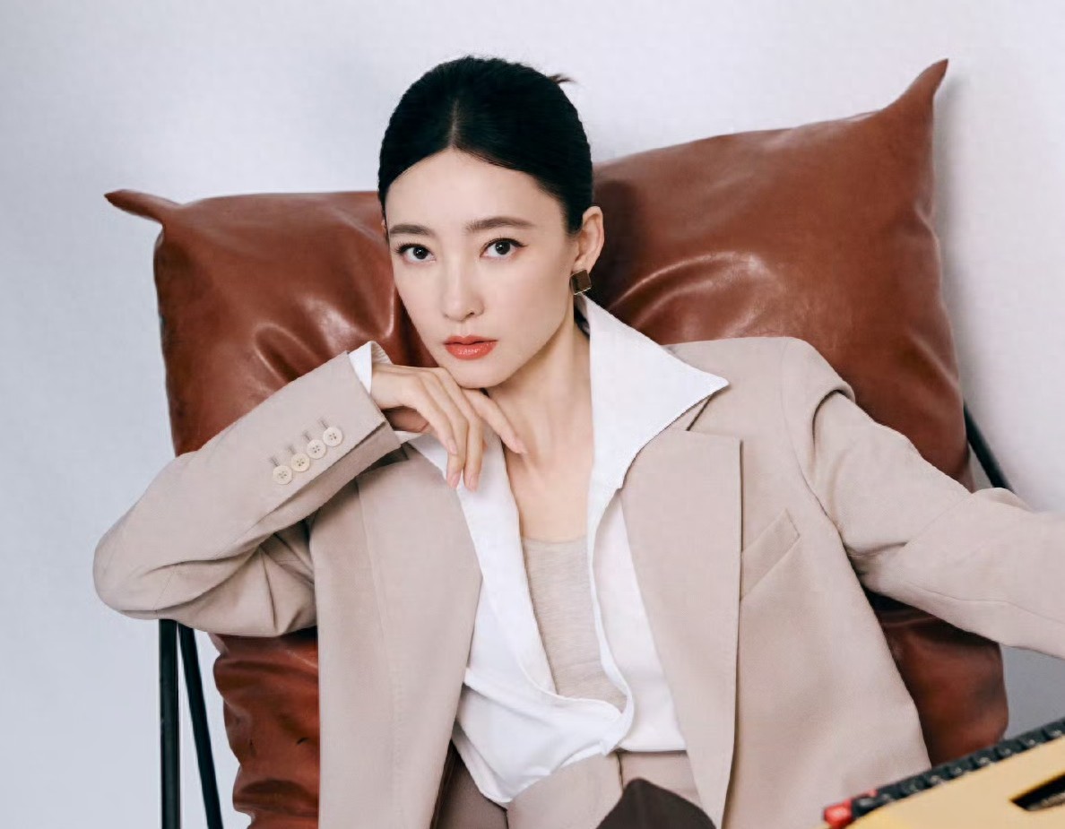 王丽坤氛围感王者，职场/古韵/年味/雪景，跨风格演绎显女神风范
