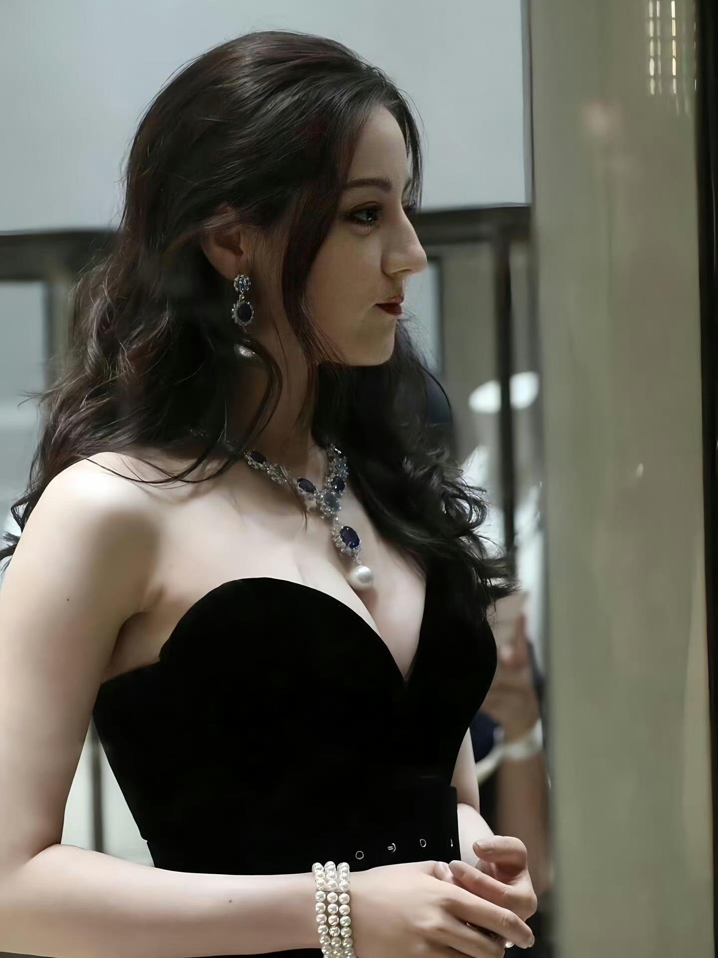 迪丽热巴深V礼裙,身材很好