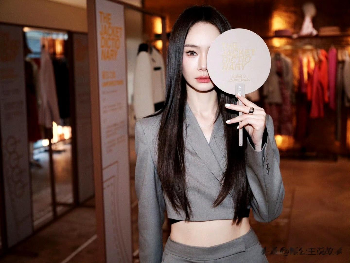 戚薇现身 MaxMara 活动现场，这组灰色西装造型真的绝了