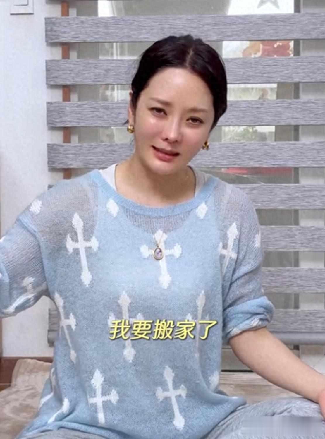 蔡琳搬离济州岛海景房,三口住进两层独栋别墅,在客厅踢球都有余