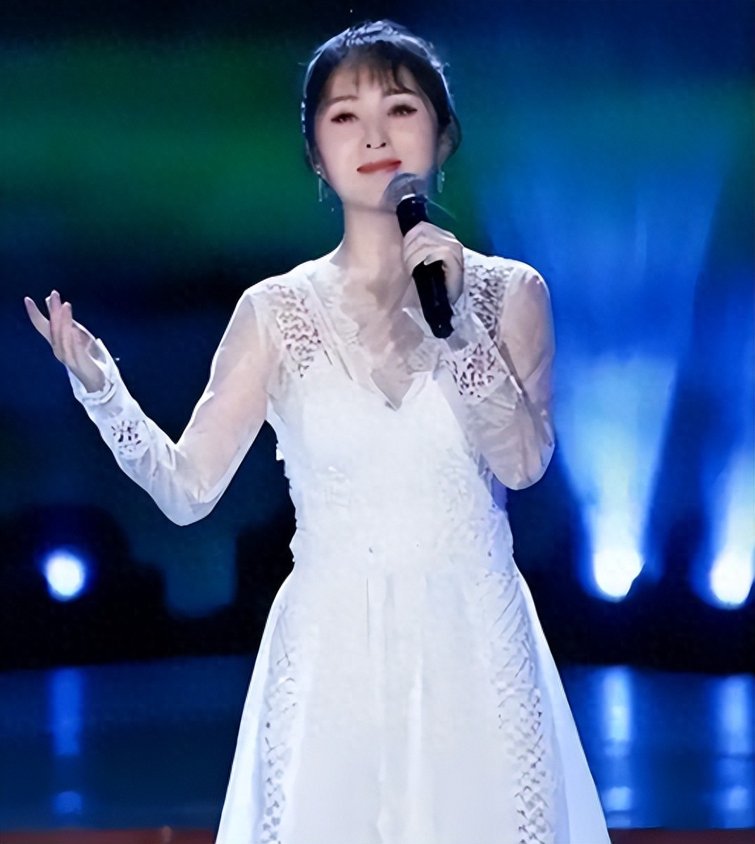 她靠星光大道一炮而红，却因当小三前途尽毁，如今沦为了家庭主妇