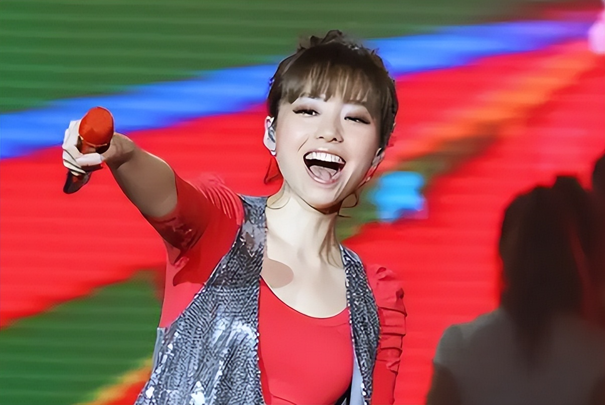 离婚7年，张靓颖再次让人刮目相看，独得6亿的冯轲后悔也晚了