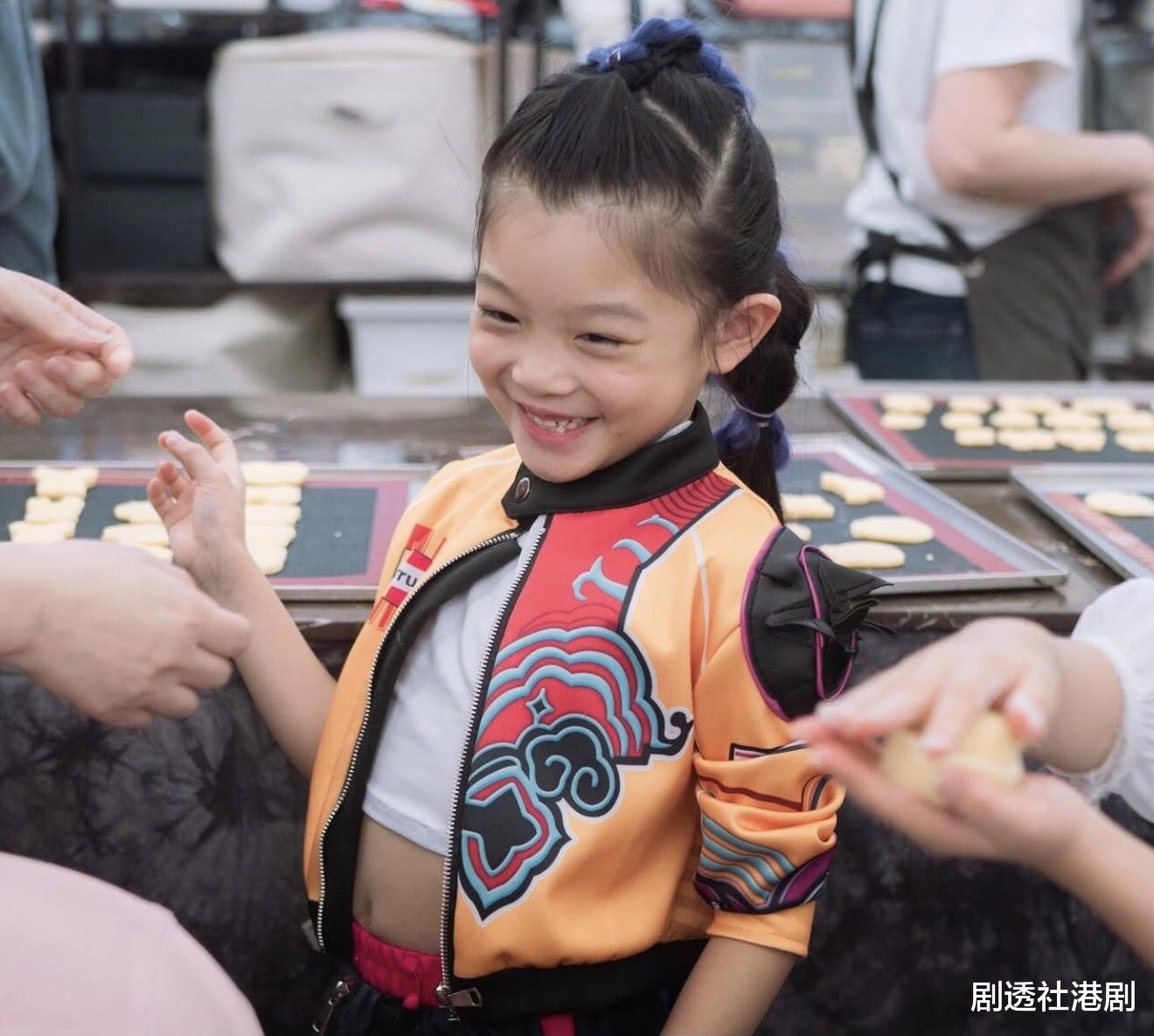 TVB视帝自曝终于有戏拍！携妻为女儿庆生，7岁小家伙精灵可爱