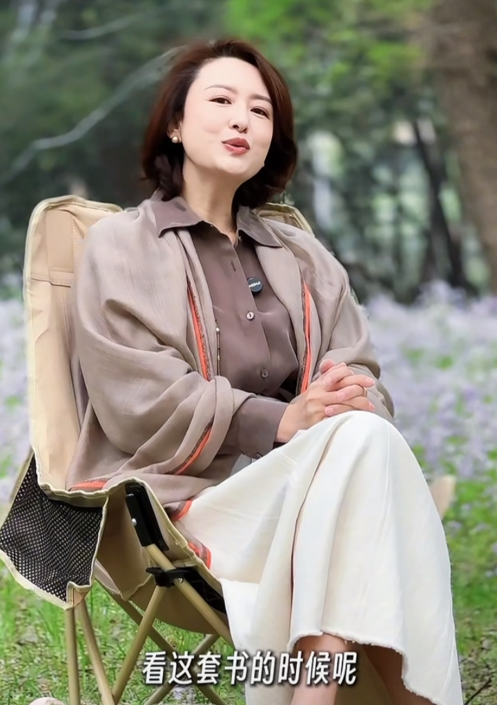 张蕾林间荐书，浅棕衬衫白裙披肩短发温柔知性尽显优雅气质