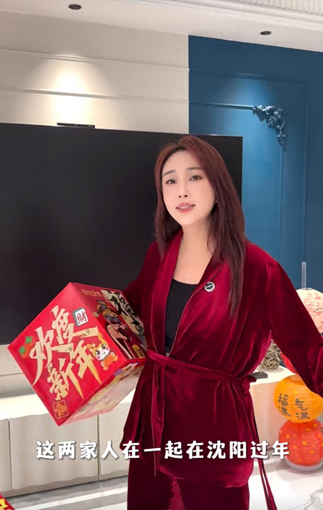 杜若溪将婆家娘家人聚一起过节，张罗一大家16口拍全家福，太能干