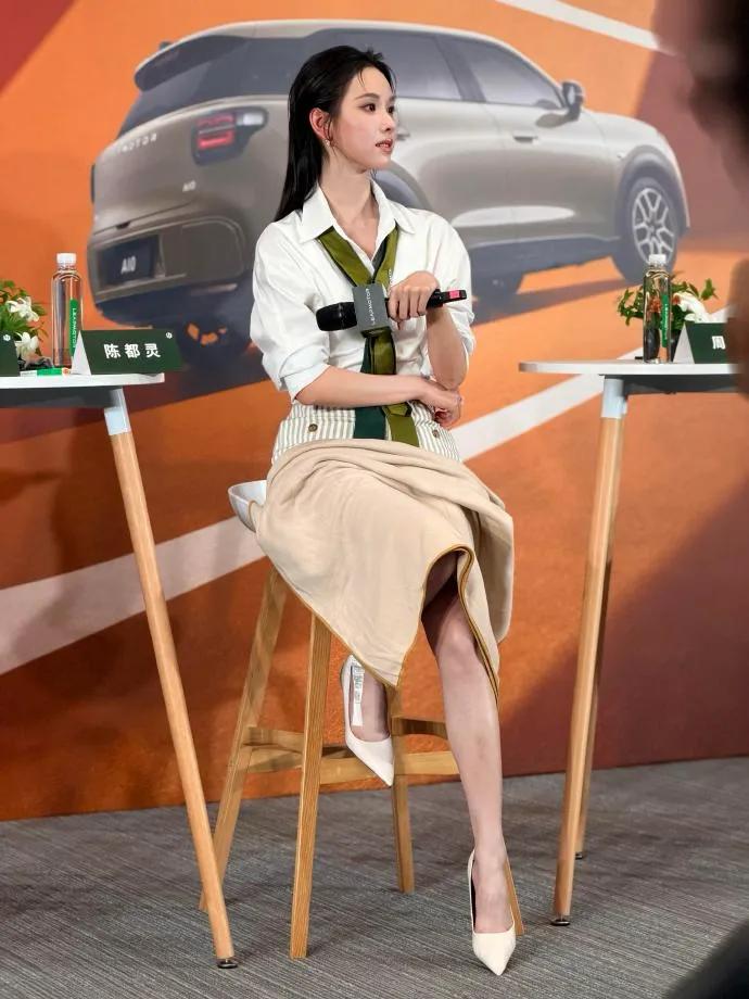 陈都灵小腿好亮好光滑，不过高跟鞋真大