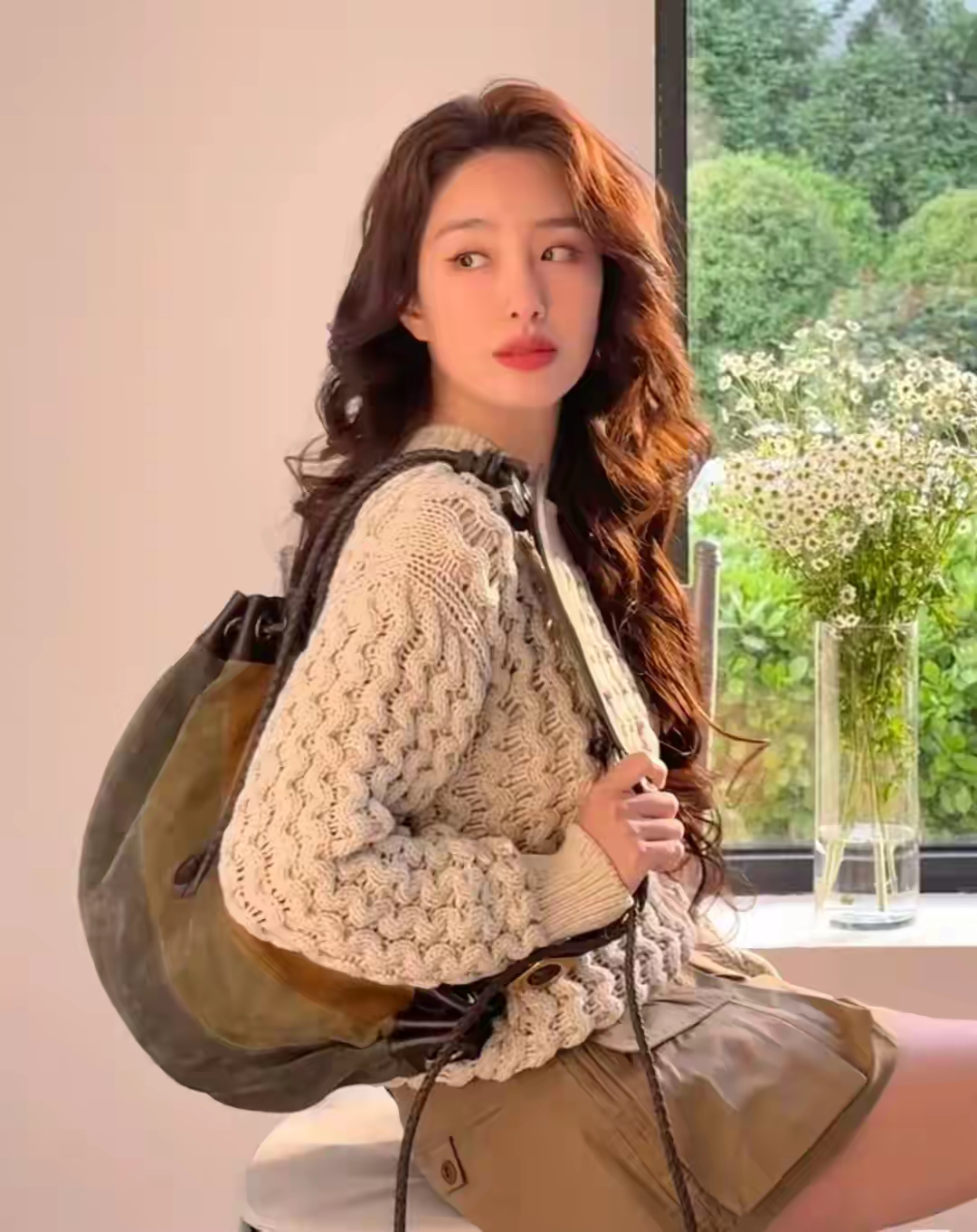 杨采钰毛衫配短裤坐在窗边晒太阳，慵懒美丽！