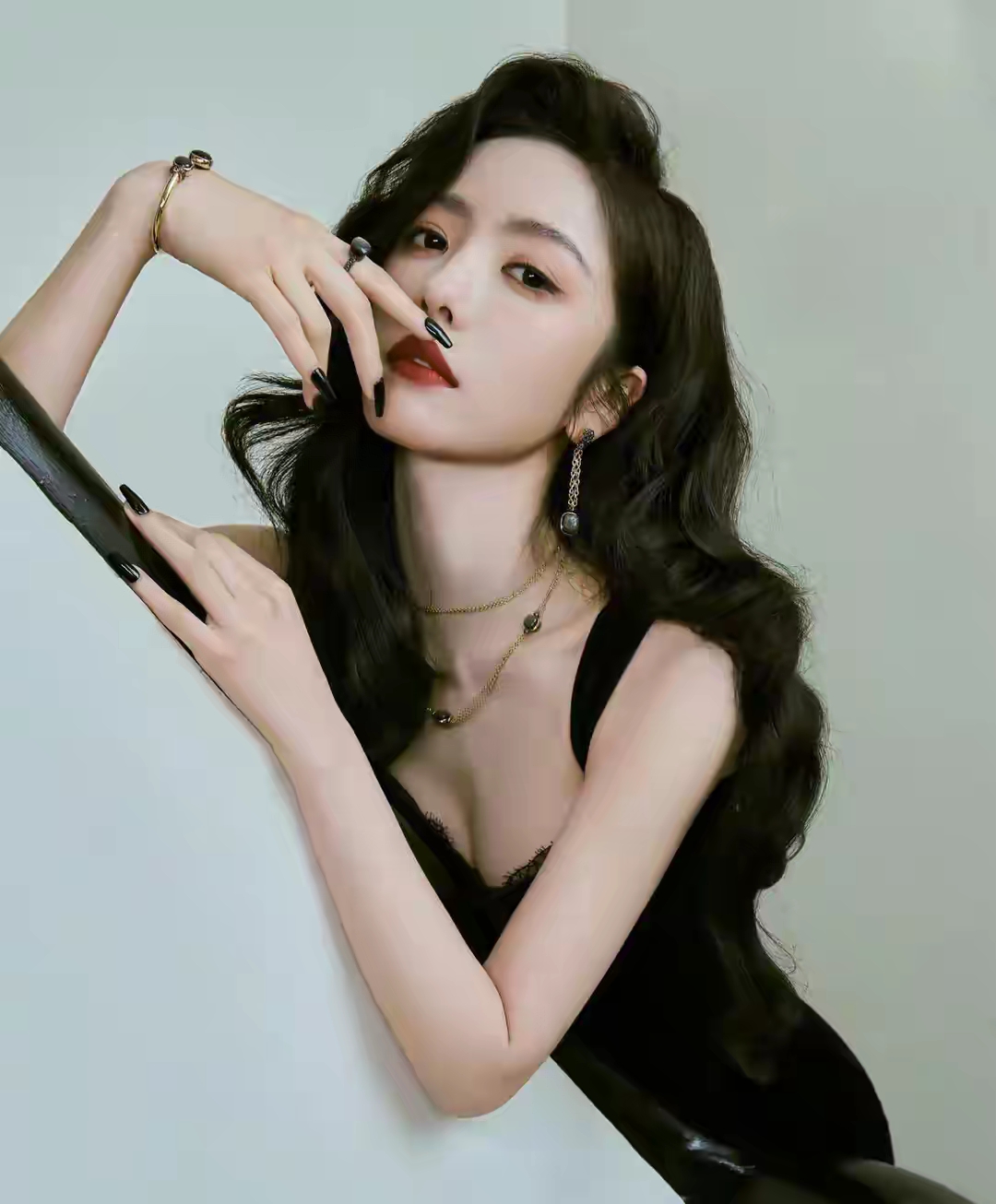 蔡文静，浓妆艳抹下的女神范儿十足！
