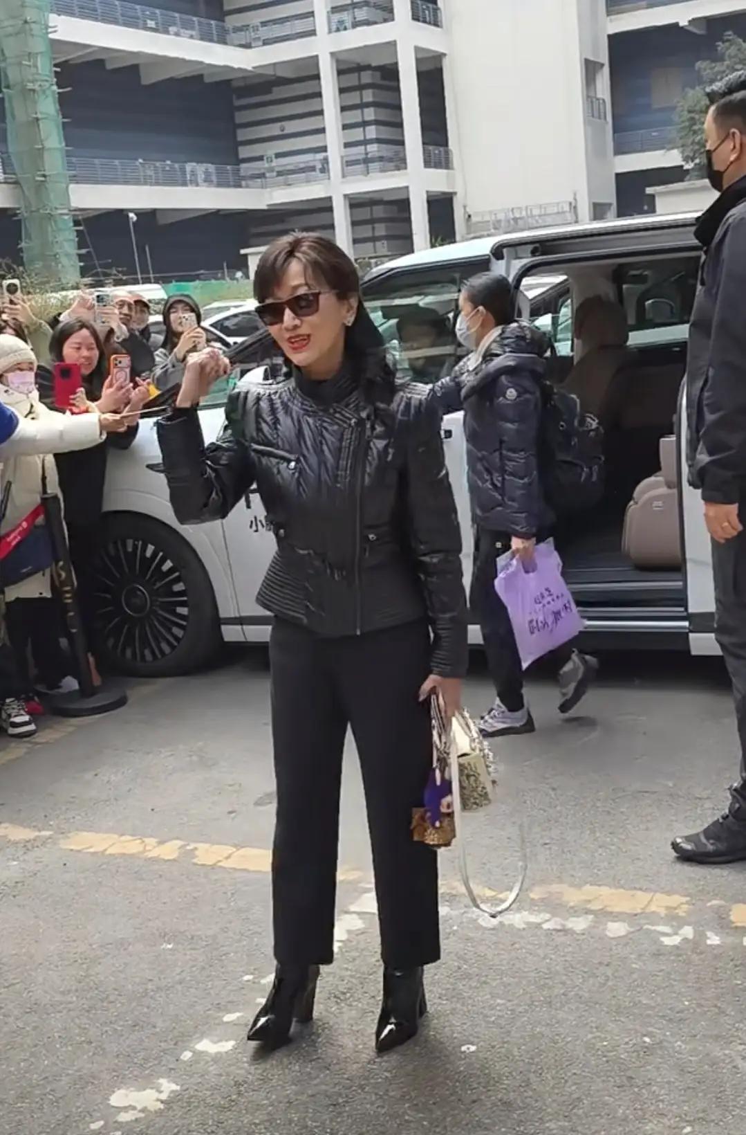 赵雅芝一身黑色衣服，脚踩黑色高跟鞋挥手告别，气质优雅！