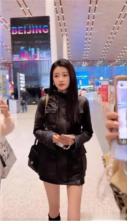 离婚后的孙怡更美了！黑皮衣搭短裙现身机场，又瘦又白少女感爆棚
