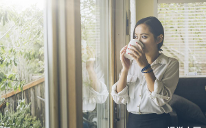 首富男友装穷骗我，信以为真的妈妈却逼我嫁给老光棍换彩礼，得知我嫁人后，骂我拜金的男友却崩溃了