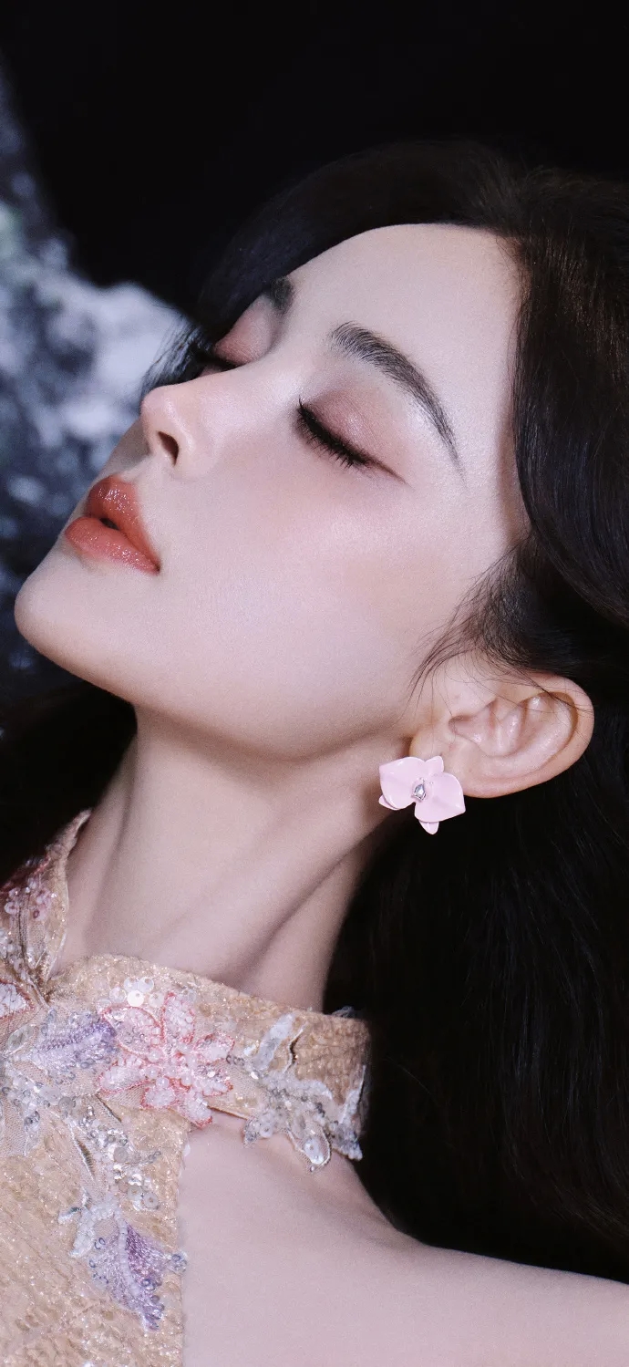 美女壁纸第4426期—古力娜扎