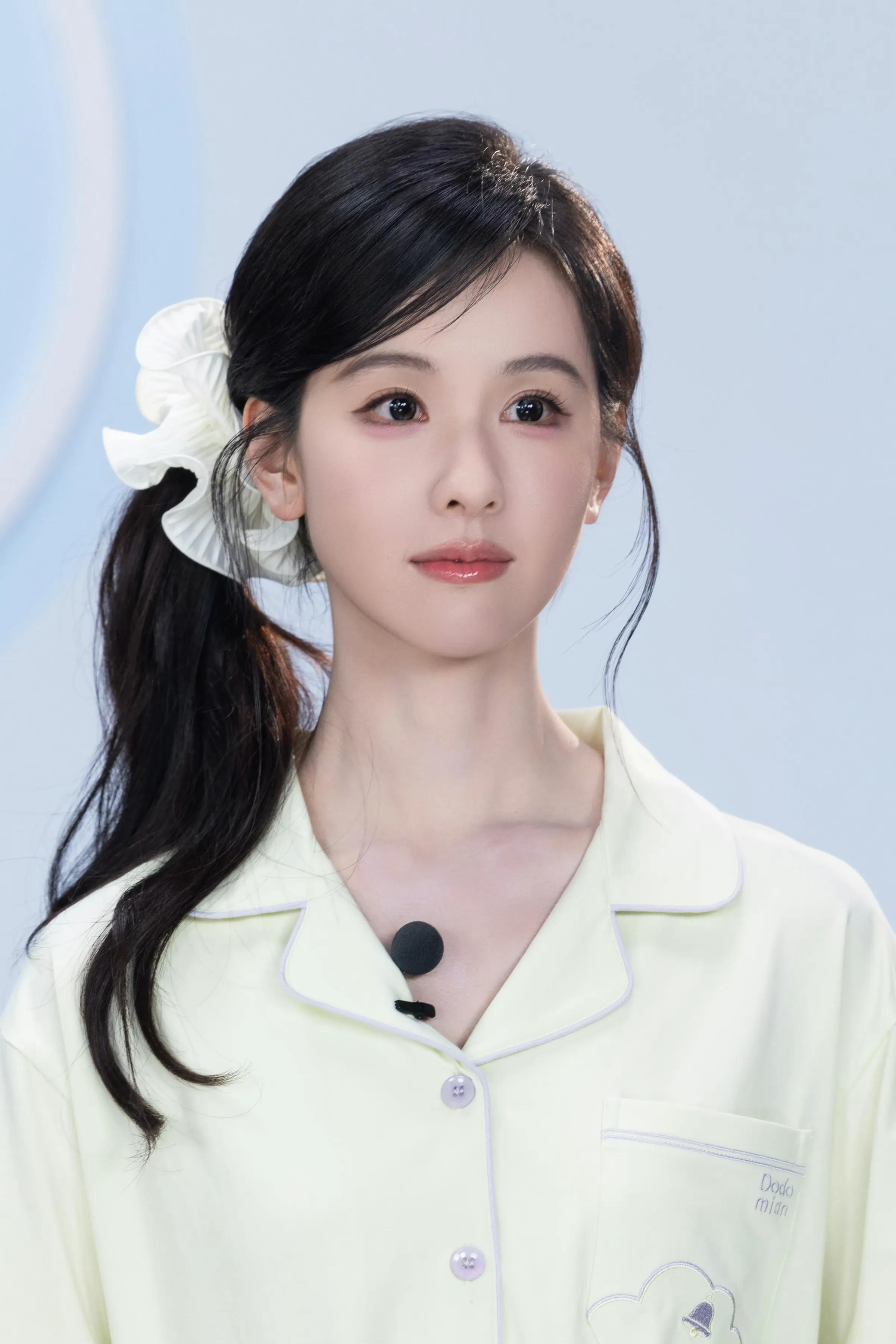 陈都灵，睡衣造型好可爱，完全小兔子来着！