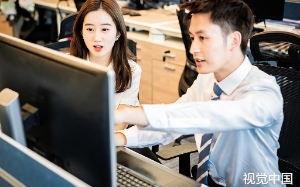 新经理为了追我的女友，逼我离职，为何又跪求我回来？