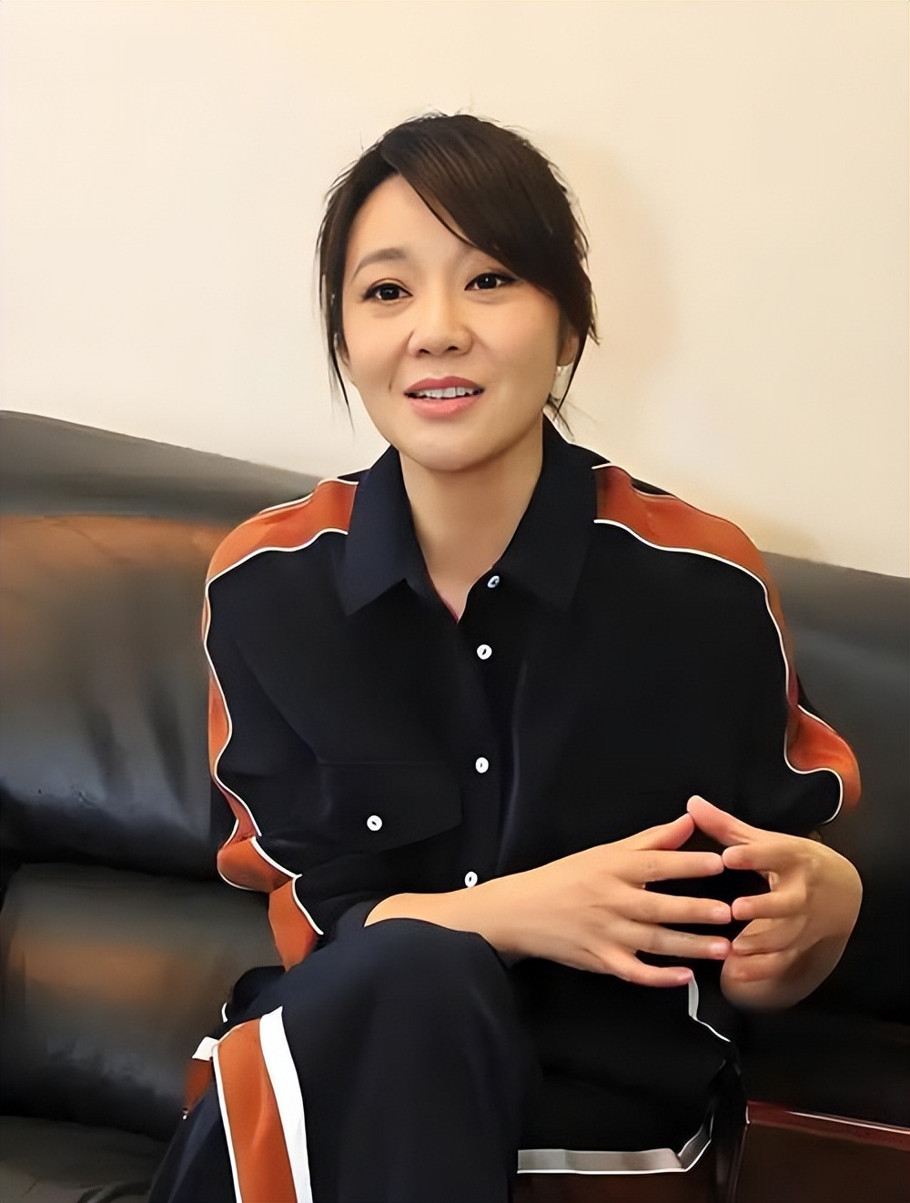 离婚22年至今单身的闫妮，不是放不下前夫，而是放不下这两位