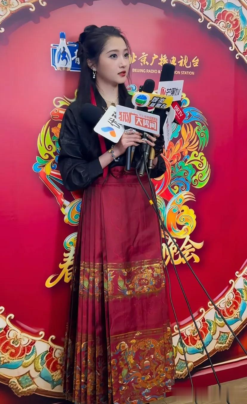 关晓彤录制北京春晚,穿马面裙身材上下一般粗,脸也很肿又被嘲了